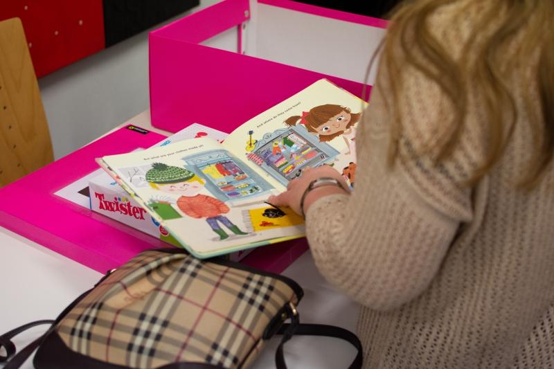 Kind blättert in einem Buch